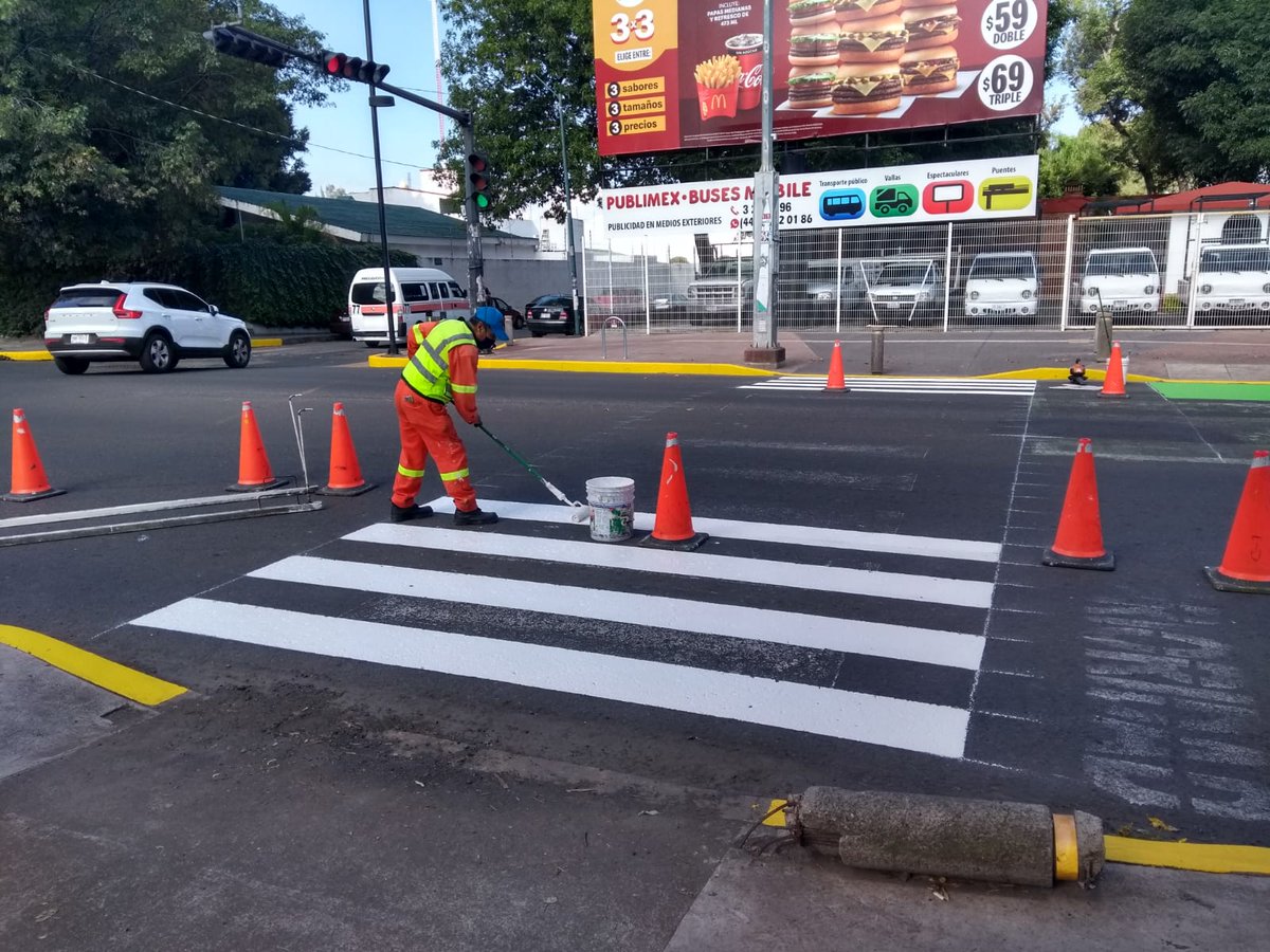 semovep's tweet photo. Avanzan los trabajos de balizamiento con elementos peatonales y ciclistas en Calzada Ventura Puente.

Refrendamos nuestro compromiso con la seguridad vial de los usuarios más vulnerables de la vialidad.

#MoreliaBrilla https://t.co/YKFIwoichq