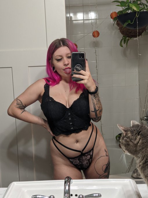 Streaming on MFC @ 8pm 💚 https://t.co/DDbLupZEfT