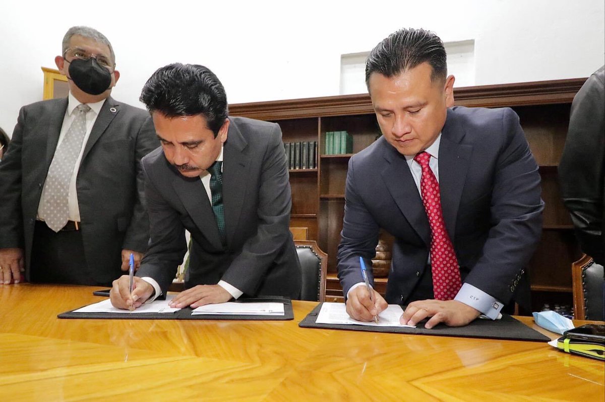 SdeGobMich's tweet photo. Atendiendo la instrucción del gobernador @ARBedolla de trabajar con una vocación humanista para concretar la justicia social y desarrollo de Michoacán, @TorresPinna asumió la titularidad de la Secretaría de Gobierno y refrendó su compromiso de trabajar con honestidad, y respeto. https://t.co/OUzwX67nJu