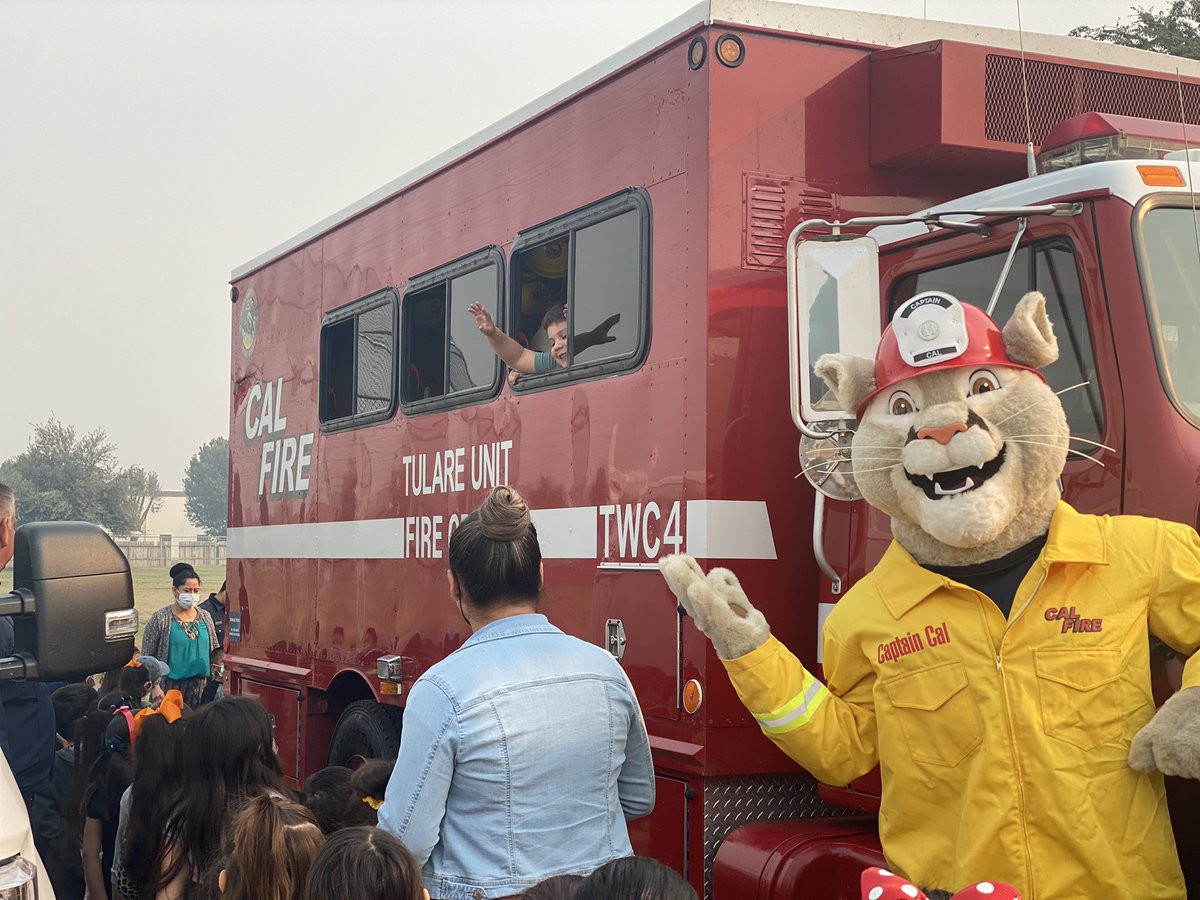 CALFIRE_TUU's tweet photo. Today #TUUFirefighters #DefensibleSpaceInspector and #CaptainCal visited Santa Fe Elementary School for #CollegeCareerDay. #tuuffc4 #p4127 https://t.co/Cy9054bwHw