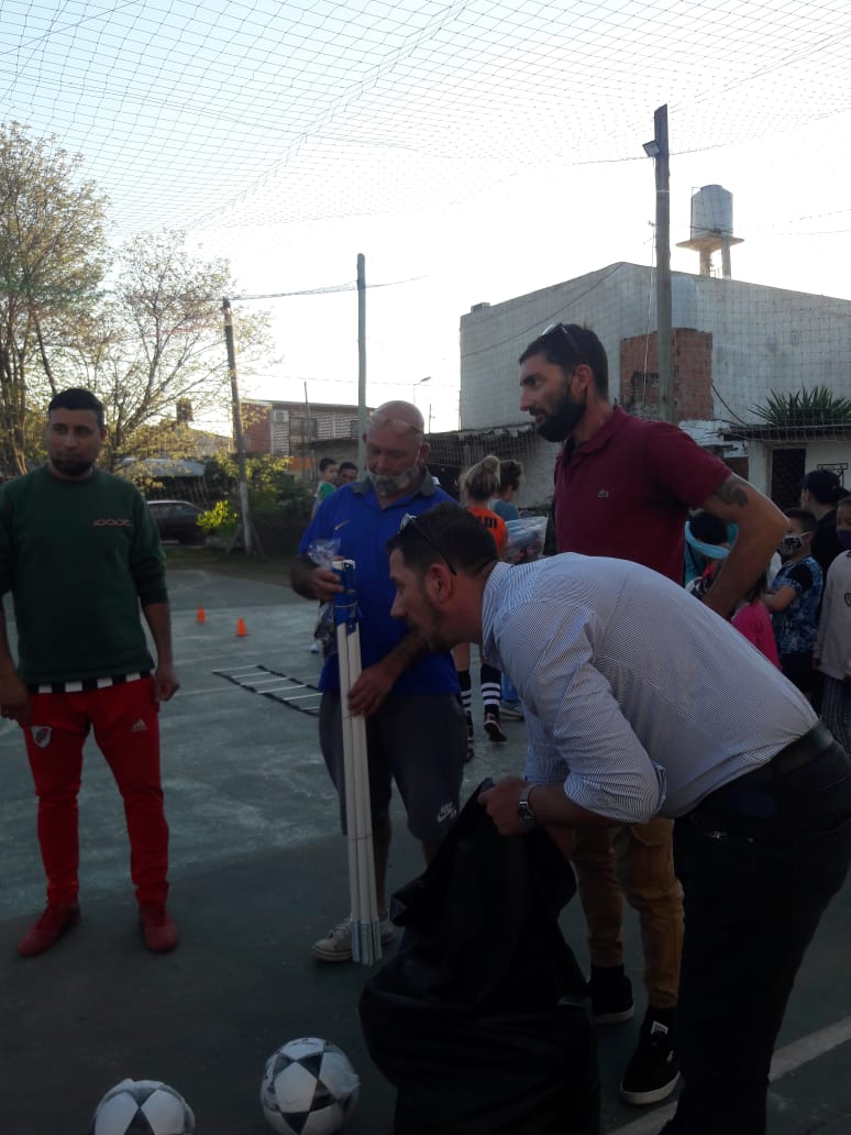 PeronistaFuerz1's tweet photo. Hoy El Sub secretario de Gobierno y Candidato a Concejal @AndresSalvaggio Hizo entrega de material deportido en "Club Los Tronkitos"Acompañado del concejal @SosaAlejandrofp y el Coordinador #HernanCampos
¡LO QUE HACEMOS EN ESTA VIDA RESUENA EN LA ETERNIDAD! https://t.co/m0wZIZU7Wh