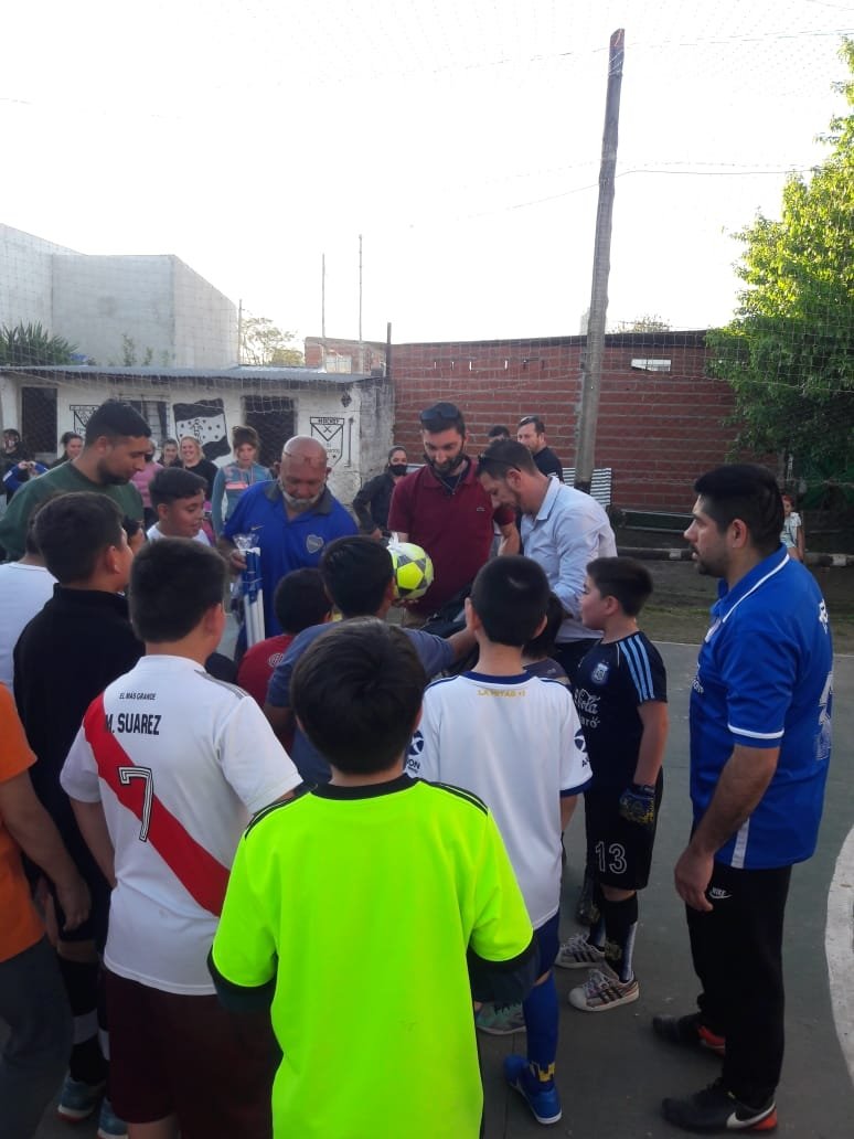 PeronistaFuerz1's tweet photo. Hoy El Sub secretario de Gobierno y Candidato a Concejal @AndresSalvaggio Hizo entrega de material deportido en "Club Los Tronkitos"Acompañado del concejal @SosaAlejandrofp y el Coordinador #HernanCampos
¡LO QUE HACEMOS EN ESTA VIDA RESUENA EN LA ETERNIDAD! https://t.co/m0wZIZU7Wh