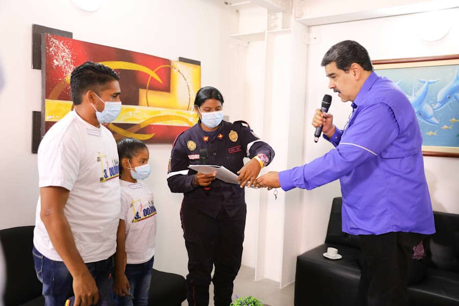 HectoRodriguez's tweet photo. Yudeisy, Bombera de Miranda, recibió hoy las llaves y título de propiedad de su vivienda. Así como ella, tres millones setecientas mil familias venezolanas disfrutan de su hogar construido en Revolución. (1) https://t.co/HB8XHxM59R