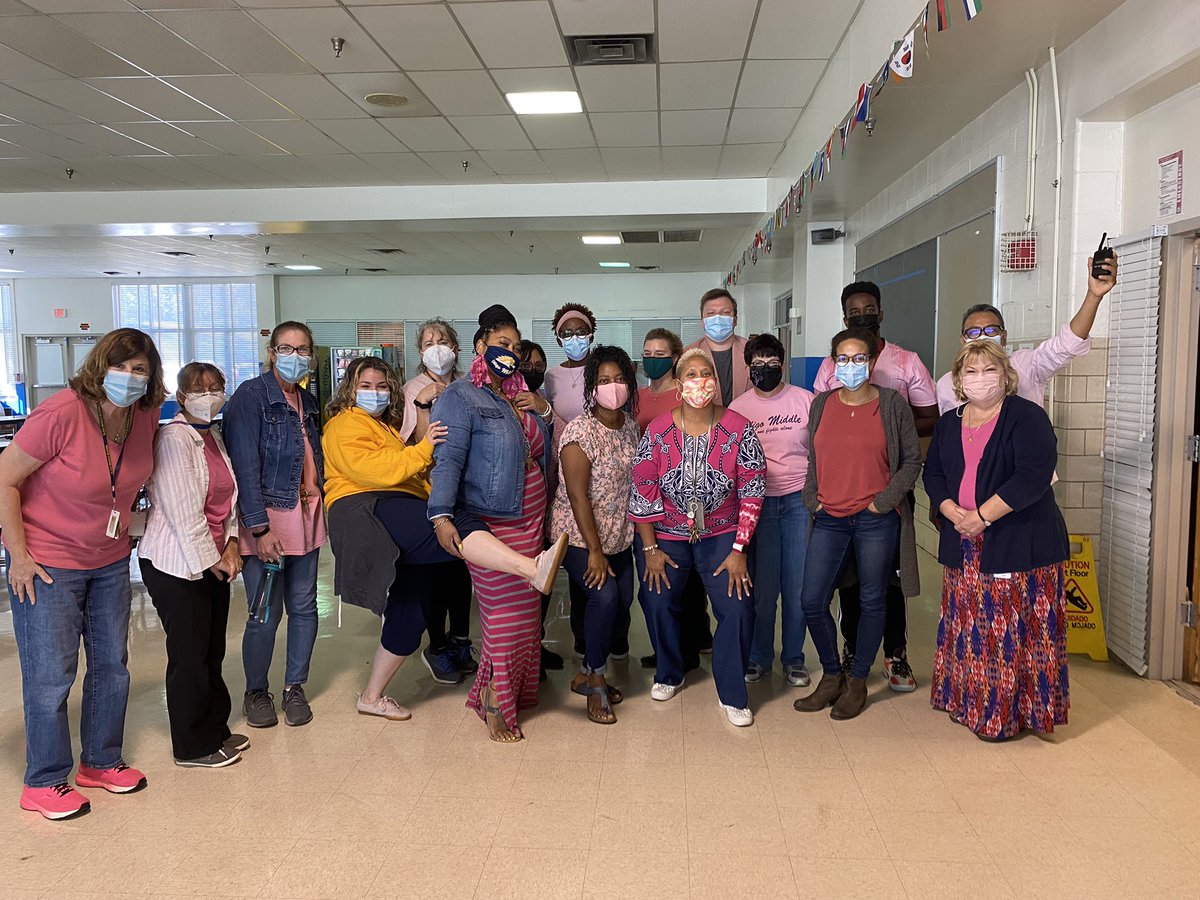 Explosion of pink today. Sligo Middle school honoring breast cancer survivors today! <a href="/PBilock/">Patrick Bilock</a> <a href="/APImamura/">Brett Imamura</a> #pinkfridaysinOctober