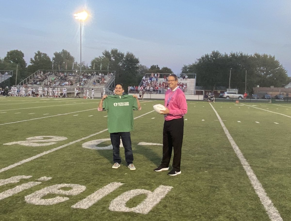 BHSPrincipals's tweet photo. Congratulations to Michael Baron, BHS teacher honored at tonight’s game for going above and beyond to make a positive impact on students!
@CFPExtraYard #ExtraYardGameBall https://t.co/8x3dYsLI4U