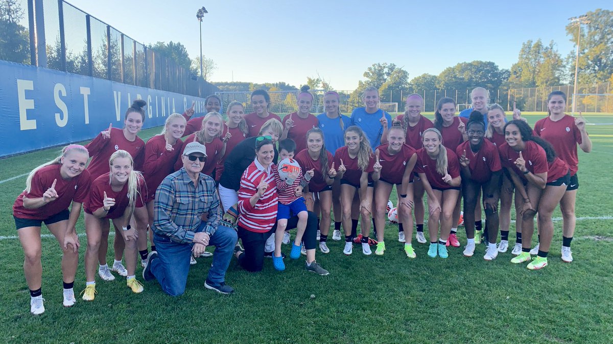 Quick workout in here in Morgantown and a chat with ‘05 #Sooners alum Cat Wade! 

Thanks for coming to see us and showing what #OUDNA is all about ♥️

#SoonerFamily