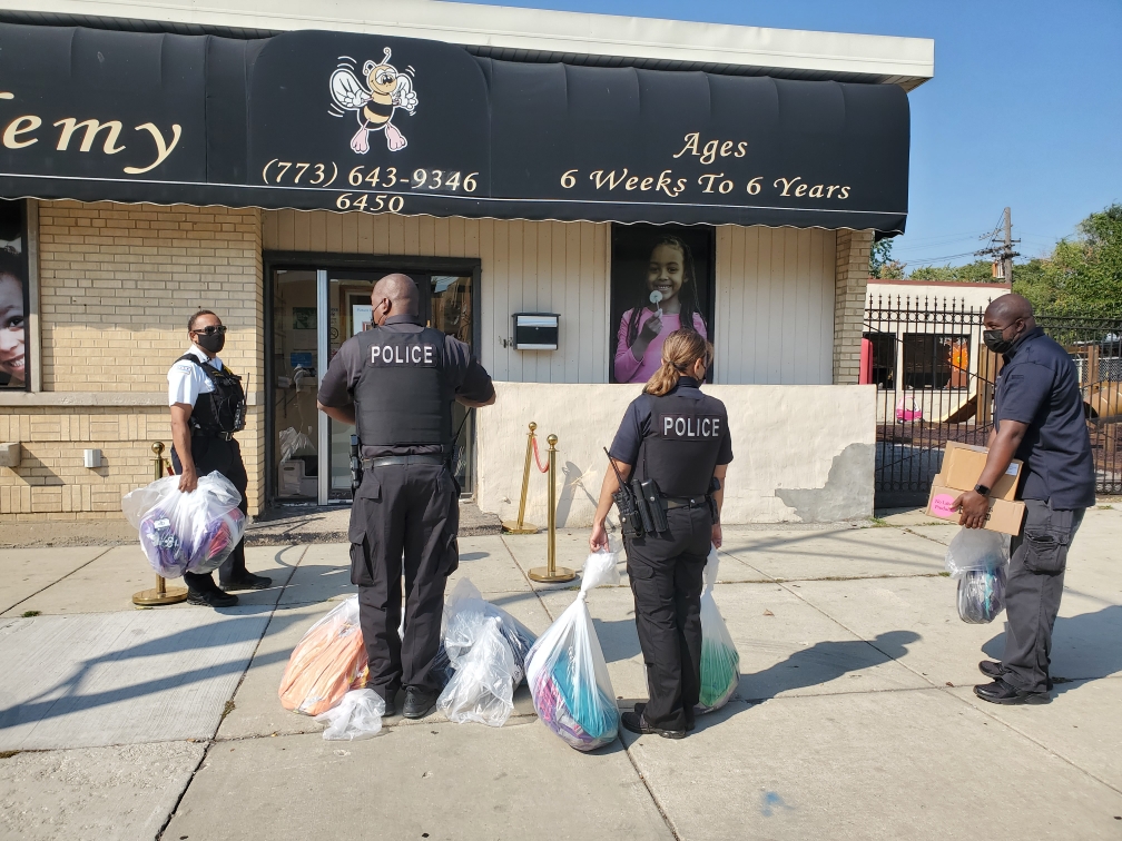 ChicagoCAPS03's tweet photo. Backpacks ๐, School Supplies ๐ Coloring Books & Cookies๐ช were given to 3 Daycares within the #3rdDistrict Thanks to Commander Watson & our Youth Liaison Officer Delbert Howell launching new "Emergency Assistance Program" #PositivePoliceInteractions https://t.co/zWrOgnkxtO