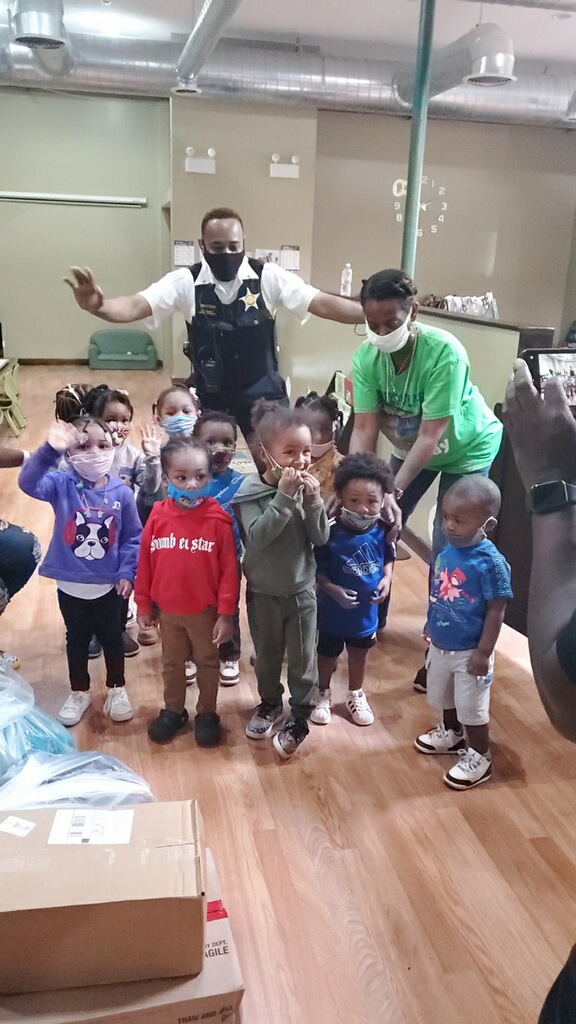 ChicagoCAPS03's tweet photo. Backpacks ๐, School Supplies ๐ Coloring Books & Cookies๐ช were given to 3 Daycares within the #3rdDistrict Thanks to Commander Watson & our Youth Liaison Officer Delbert Howell launching new "Emergency Assistance Program" #PositivePoliceInteractions https://t.co/zWrOgnkxtO