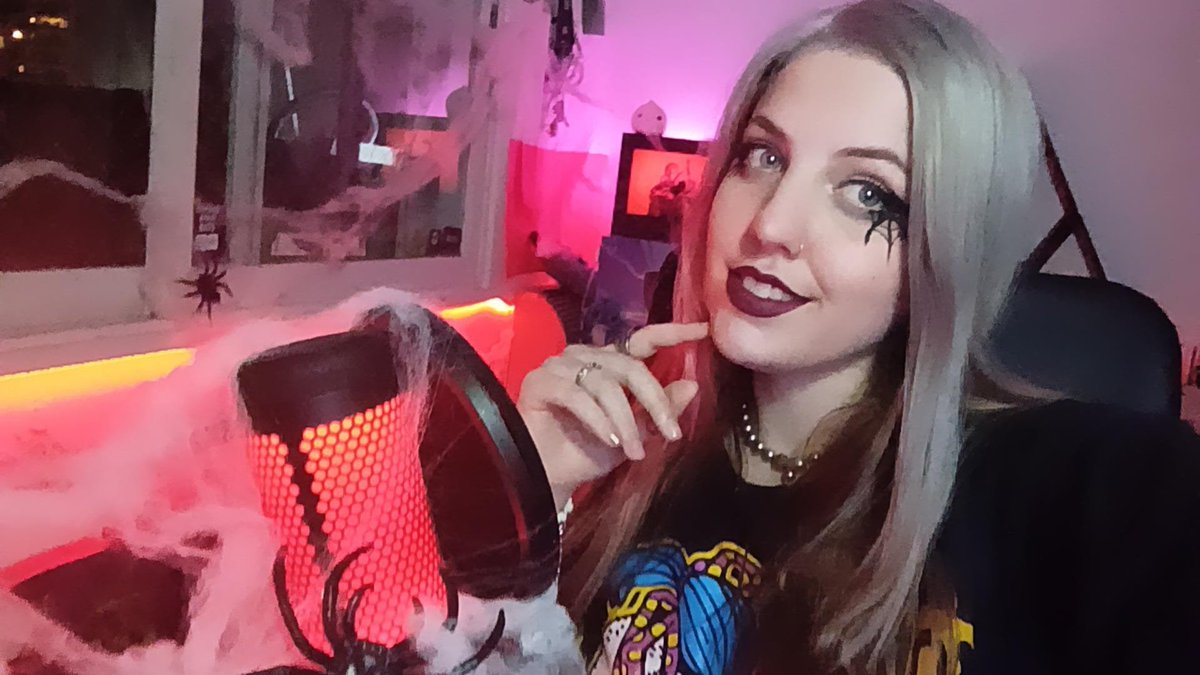 BiondaCosplay's tweet photo. Spooky season https://t.co/GqPnXBMmlV https://t.co/2GiF13SHPU