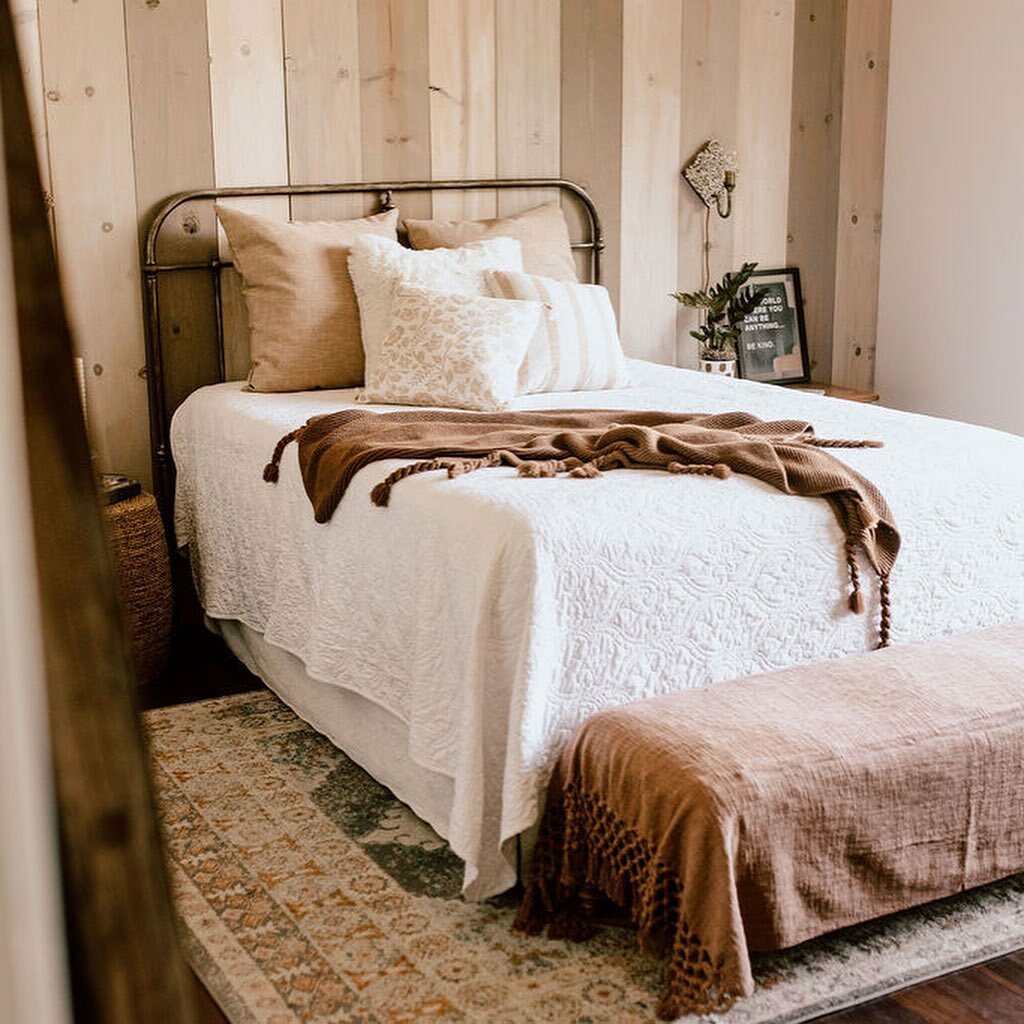 This week #ontheblog 30 of my blogging friends and I shared Fall spaces. I was truly inspired. From entire home tours to Fall fire-pit ideas this tour has something for everyone. I’m sharing my Fall Bedroom. Go take a peek you won’t be disappointed. … instagr.am/p/CUgSSFMJGlz/