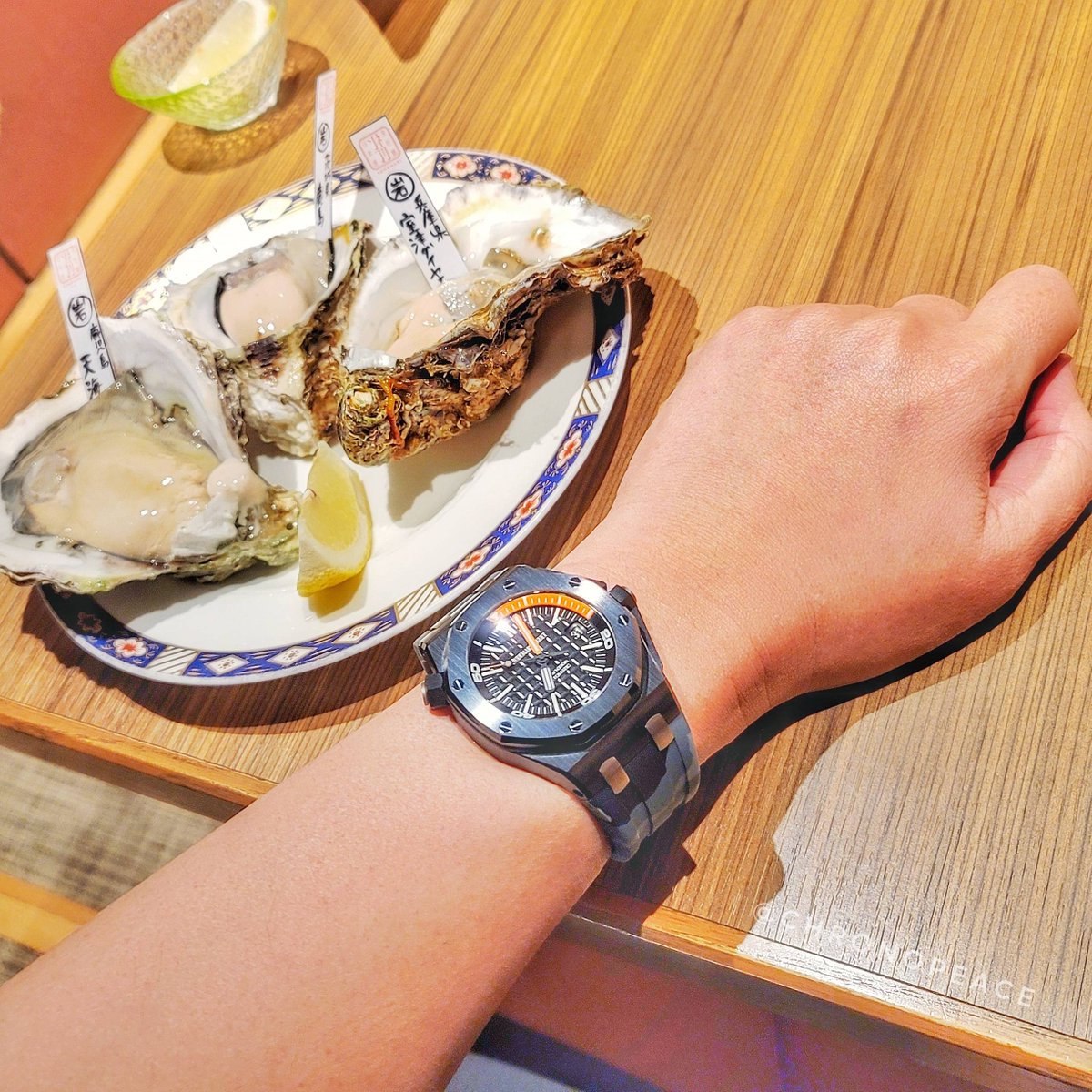 chronopeace's tweet photo. オフショアダイバーにカモフラストラップで更にオイスターを食べる気分を上げて参ります。 RO Offshore with camo straps make oysters taste better, don’t they?
#15707CE #audemarspiguet #royaloak #オーデマピゲ #ロイヤルオーク #offshorediver #オフショアダイバー https://t.co/V5A43PGpCh