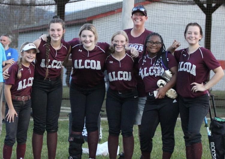 AlcoaMiddle's tweet photo. AMS is very proud of these ladies and how they represented our school this season on the 🥎 field! We wish them the best as they move on to high school! 🌪#WeAreAMS #eightgrade #leaders #ladyTs https://t.co/lIt0eTxGzp