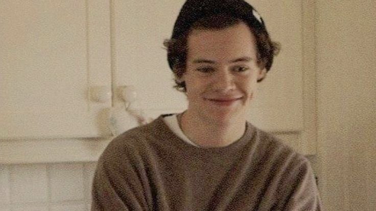 heslwtstark's tweet photo. ↳The pick-up artist↲
↔ larry version ↔

Harry Styles precisava conquistar alguém e sua única alternativa foi pedir ajuda para um paquerador profissional. https://t.co/e3i7HsEuSt