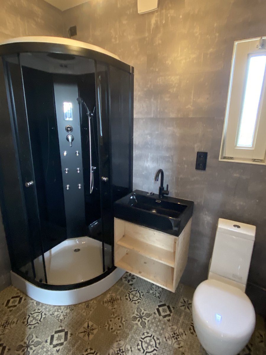 De andere kant van het verhaal, blije huurder, bescheiden maar wel volwaardige woning, zelf ontworpen door huurder, straks in het collectieve groen met de andere huurders