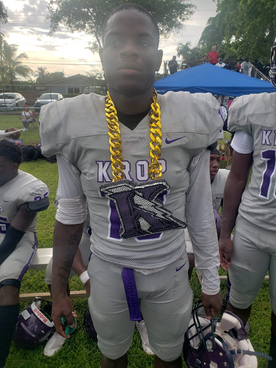 KropFBTwitr's tweet photo. 2-0 in 1 week!!!! And busted out the new Lightning TURNOVER CHAIN!!!!!! ⚡️⚡️⚡️ 💜🖤⛓ ⛓⛓ #Lightning #krop #DisciplineAttitudeEffort @larryblustein @agray4877 @AlcornFootball @BillyRolle3 @HarrisNOFLYZONE @Coach_DPerk @coachlu102102 @Derick29824615 @CoachT_HarrisJR @Billykid11 https://t.co/mQ0npKGbKz