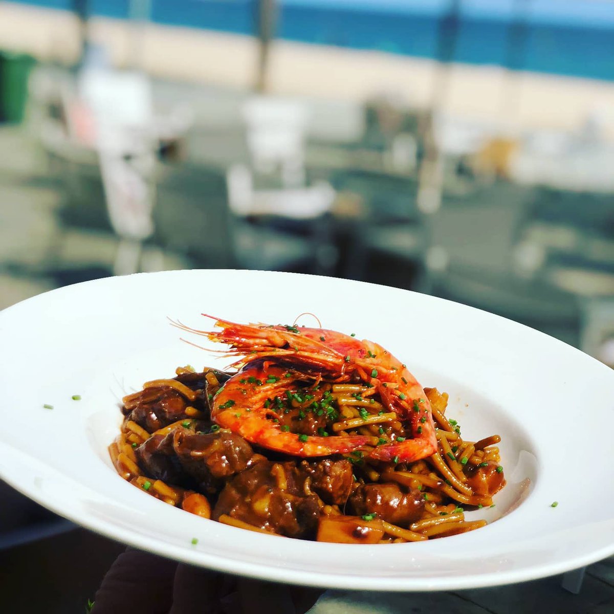 🍴🍸 Ja sabeu que ens agrada ser generosos. Així que sortegem un fantàstic àpat culminat amb còctels per a 2 persones al restaurant La Calma de Platja d’Aro

📲 Només heu de fer RT d'aquesta piulada des d'ara i fins a les 8 del matí. Moltíssima sort a tothom!
