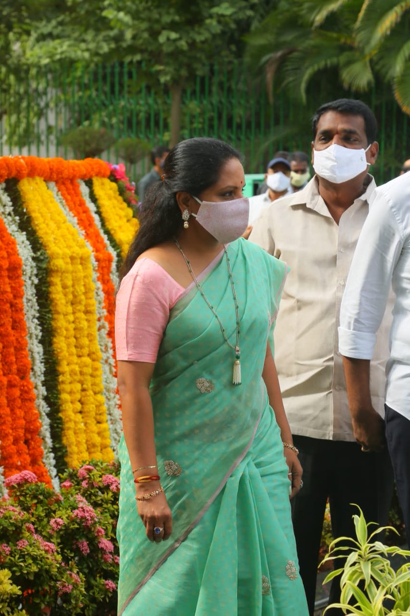 అసెంబ్లీలో గాంధీ జయంతి వేడుకలు

గాంధీ జయంతి సందర్భంగా అసెంబ్లీలోని గాంధీజి విగ్రహం వద్ద నివాళులు అర్పించిన స్పీకర్ శ్రీనివాసరెడ్డి, ప్రొటెంచైర్మెన్ భూపాల్ రెడ్డి, మంత్రి ప్రశాంత్ రెడ్డి, ఎంపీ సంతోష్, ఎమ్మెల్సీలు కవిత, నవీన్ రావు, చిన్నపరెడ్డి, వీజిగౌడ్. 
<a href="/RaoKavitha/">Kavitha Kalvakuntla</a> <a href="/TelanganaCMO/">Telangana CMO</a>