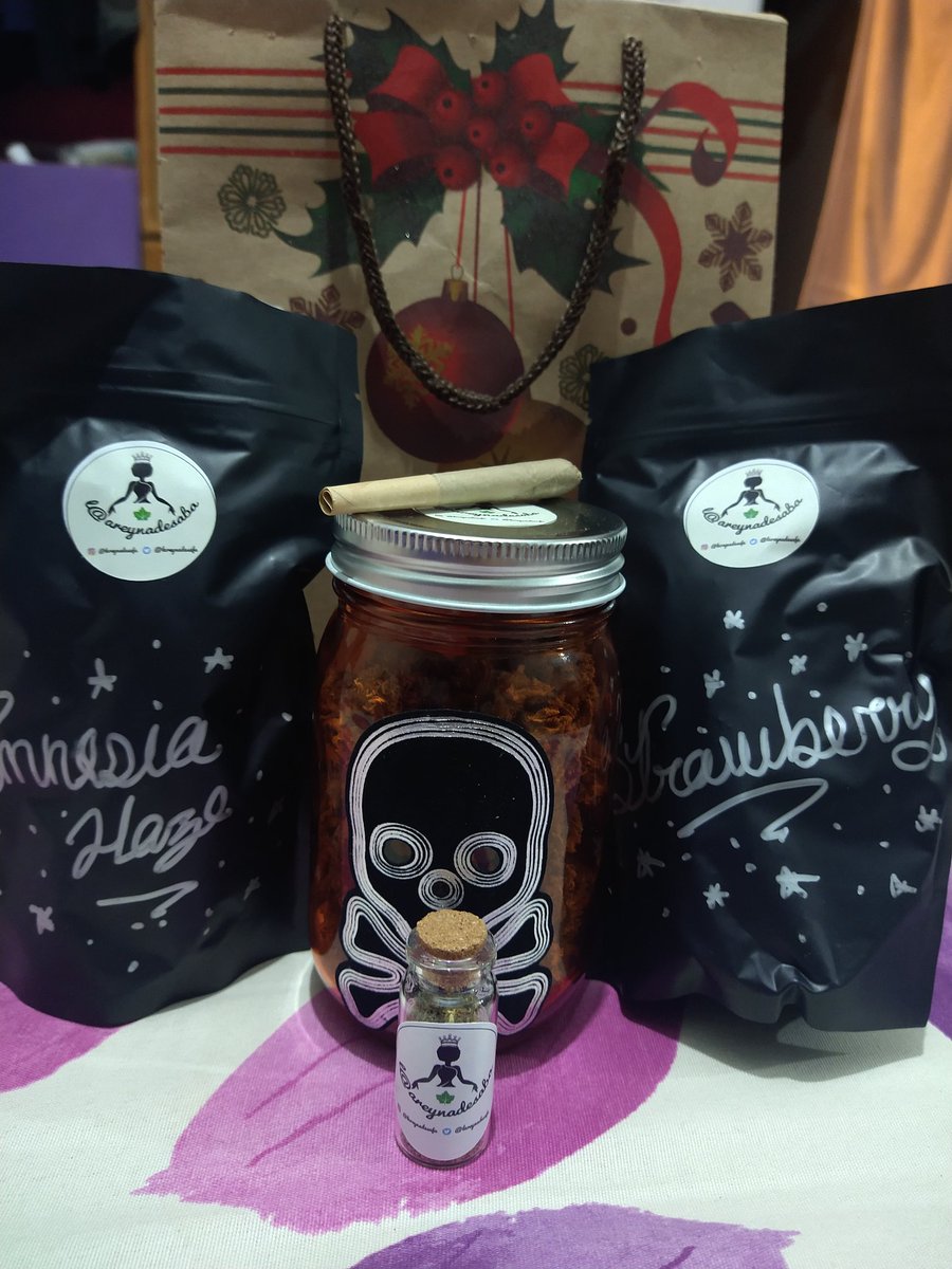 Cannabinista's tweet photo. Llegó la Navidad... muy chingon todo el detalle @lareynadesaba https://t.co/1a8Nskd0AD