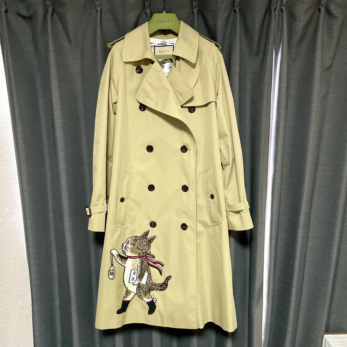 Tw1VgtDWaMDU0XY's tweet photo. 先日こっそり清水買いと呟いた件。こちらのトレンチコートでした✨
大好きなヒグチユウコさんとGUCCIの相思相愛関係は最高なのです…
#higucci #ヒグチユウコ #gucci https://t.co/bSTyyDRlkT
