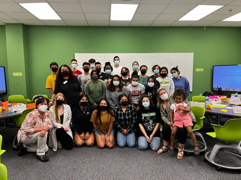 AraceliHLaroche's tweet photo. Relationships for college success was the topic of our Líderes Avanzando Through College Program lesson @UnidosUSLideres Gracias Chancellor @BDove1987 for sharing top lessons from your own college experience! #firstgen #retention #StudentSuccess @SMWaldrop @MontesoFM #mentoring https://t.co/eeUVetezAl