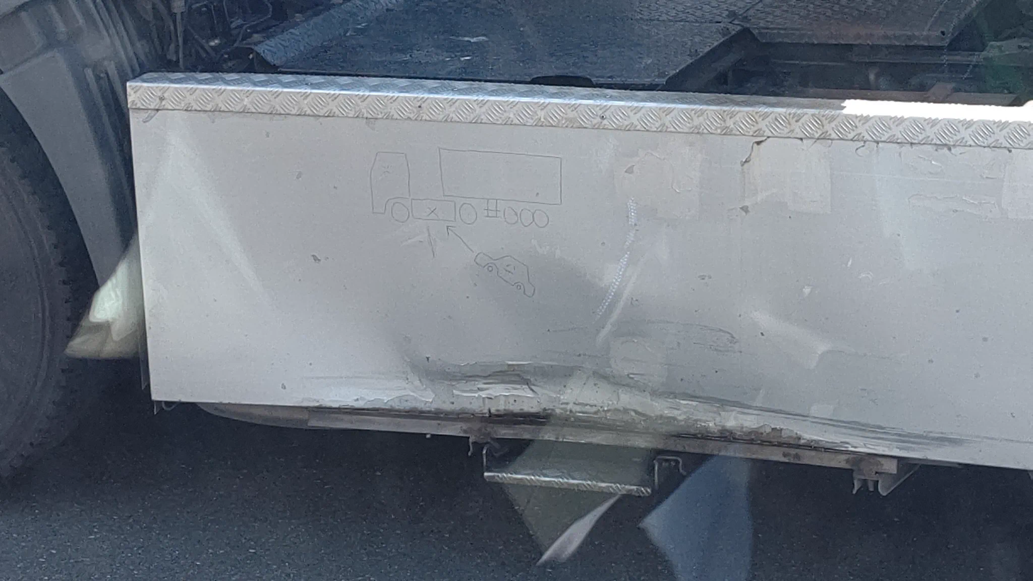 トラックにへこみが！？ちゃんと理由が車体に描かれていたwww