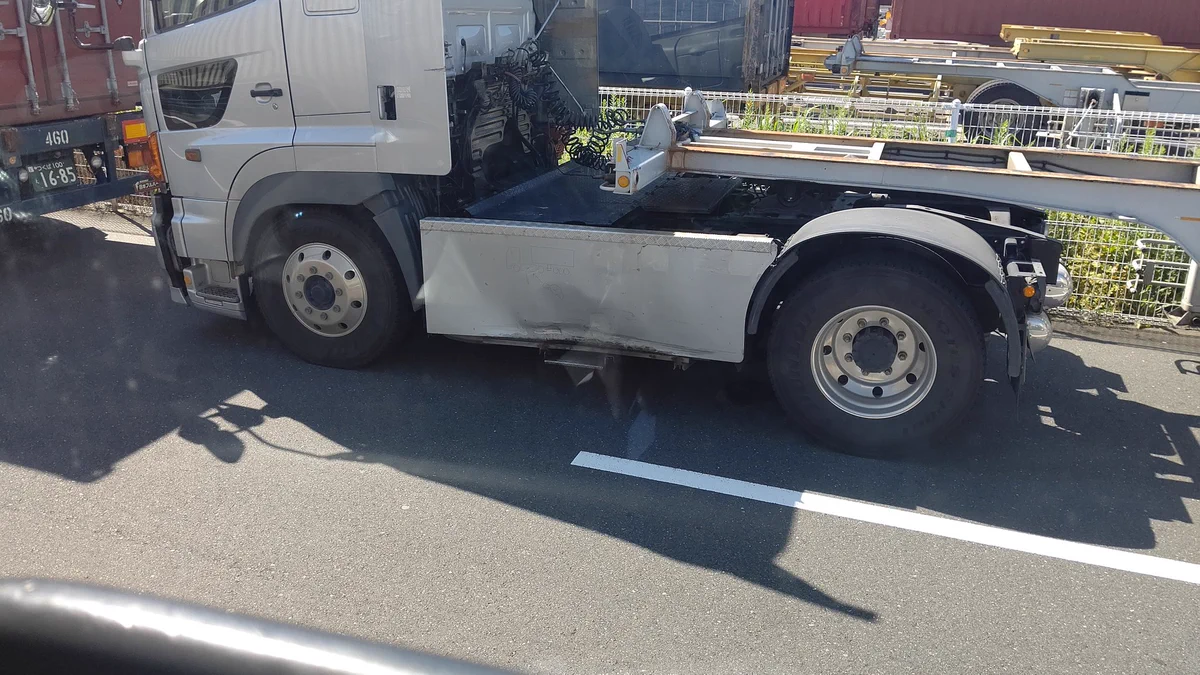 トラックにへこみが！？ちゃんと理由が車体に描かれていたwww