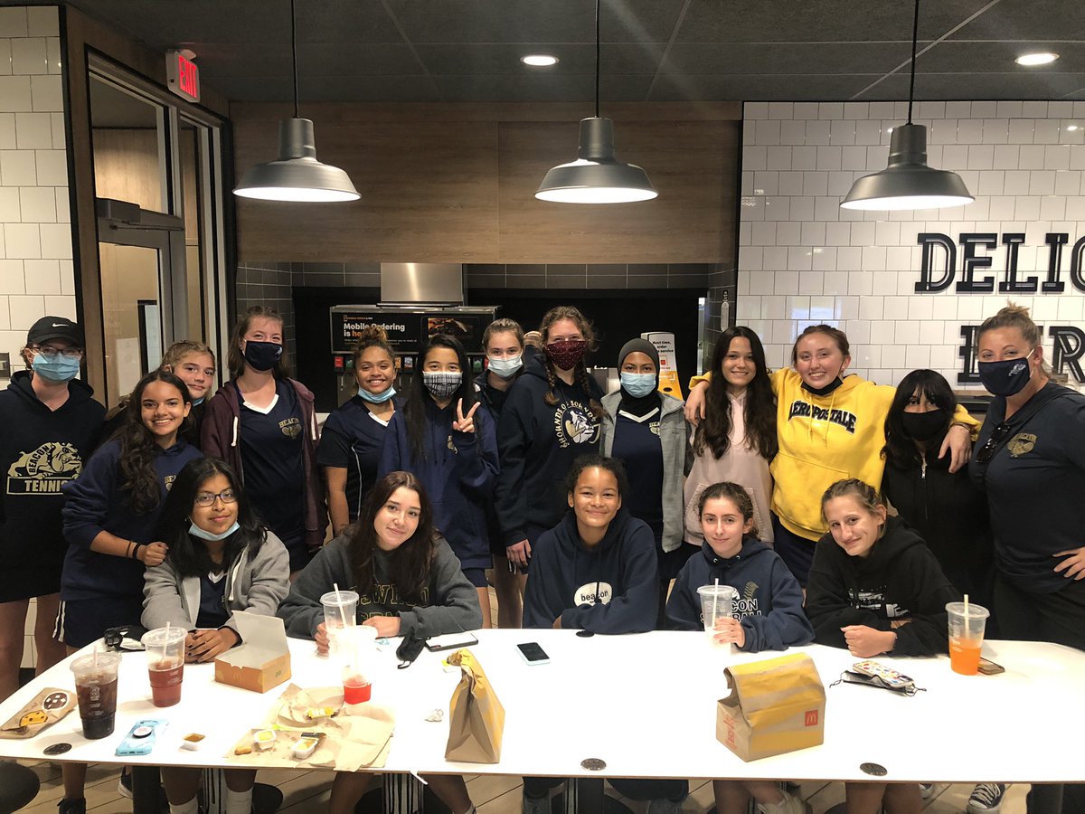 Girls JV tennis hangs strong for their win against Monroe Woodbury 5-2. This improves the season record to 8-0! A little Friday night after match dinner to celebrate! So proud of these girls! See next tweet for list of winners <a href="/BCSDBulldogs/">Beacon Athletics</a> @BHSVGTennis