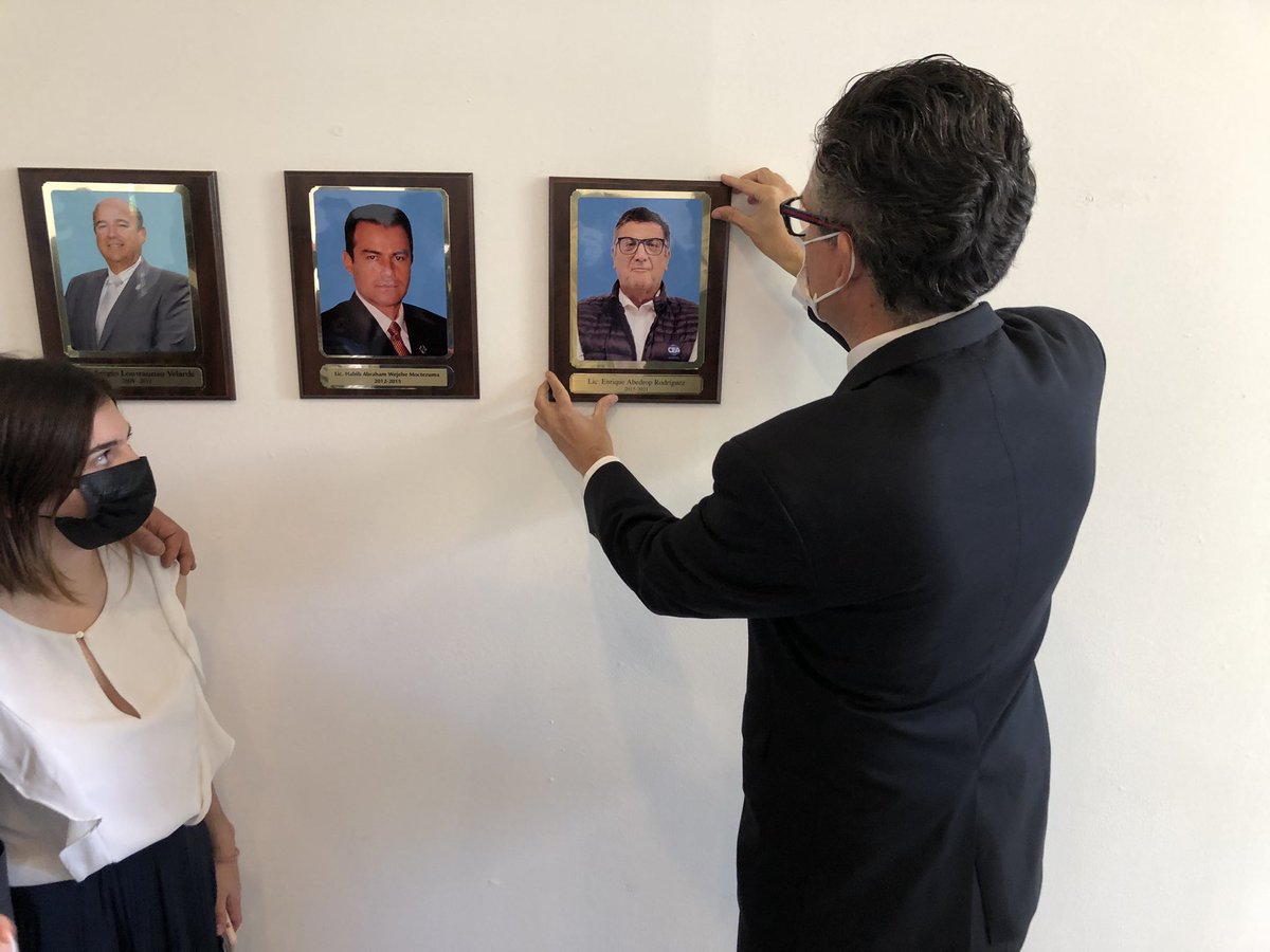cea_qro's tweet photo. El Vocal Ejecutivo de la CEA, Luis Alberto Vega Ricoy, develó la fotografía de Enrique Abedrop Rodríguez, titular de la dependencia en el período 2015-2021, y que se ubicará en la Galería de Vocales de ésta Comisión. https://t.co/tNrMmQHKnx