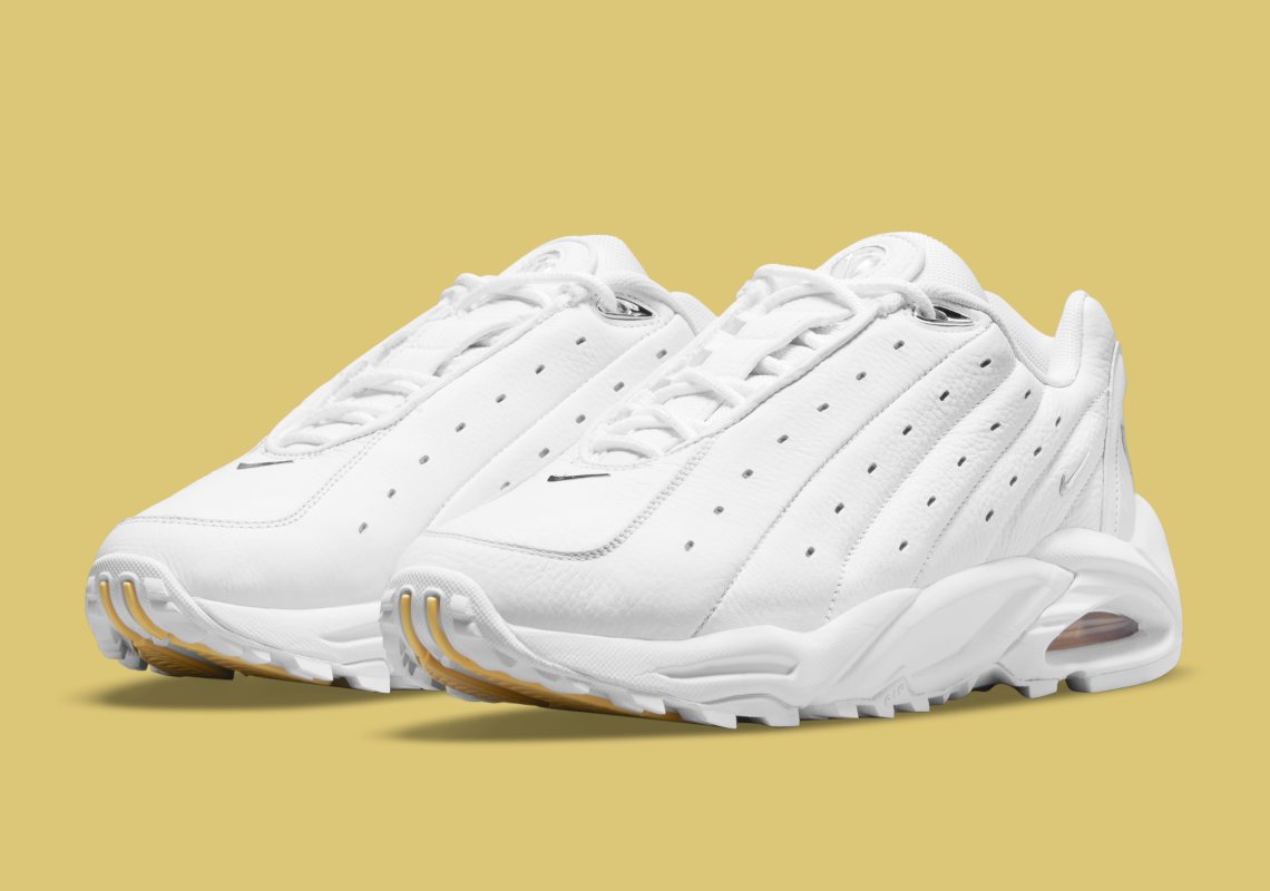 SneakerNews's tweet image. Does Drake's NOCTA footwear line have potential to jump over Kanye West's YEEZY empire?