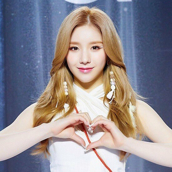 hiii! this is a new account dedicated to hourly posts of #loona's bunny #heejin! follow and rt to show support! ❤️#전희진🐰