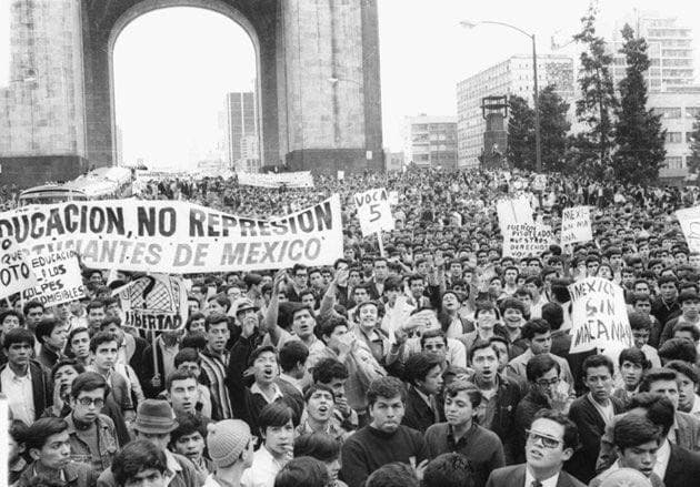 CulturaUNAM's tweet photo. El #2DeOctubre de 1968, decenas de estudiantes fueron masacrados en la Plaza de las Tres Culturas. En su memoria, @TVUNAM presenta 2 documentales: 
📺“El memorial del 68” de Nicolás Echevarría @ramagacha, y “El Grito" de Leobardo López.
@FilmotecaUNAM
#M68 
#2deOctubreNoSeOlvida https://t.co/Cfq6j4JqGZ