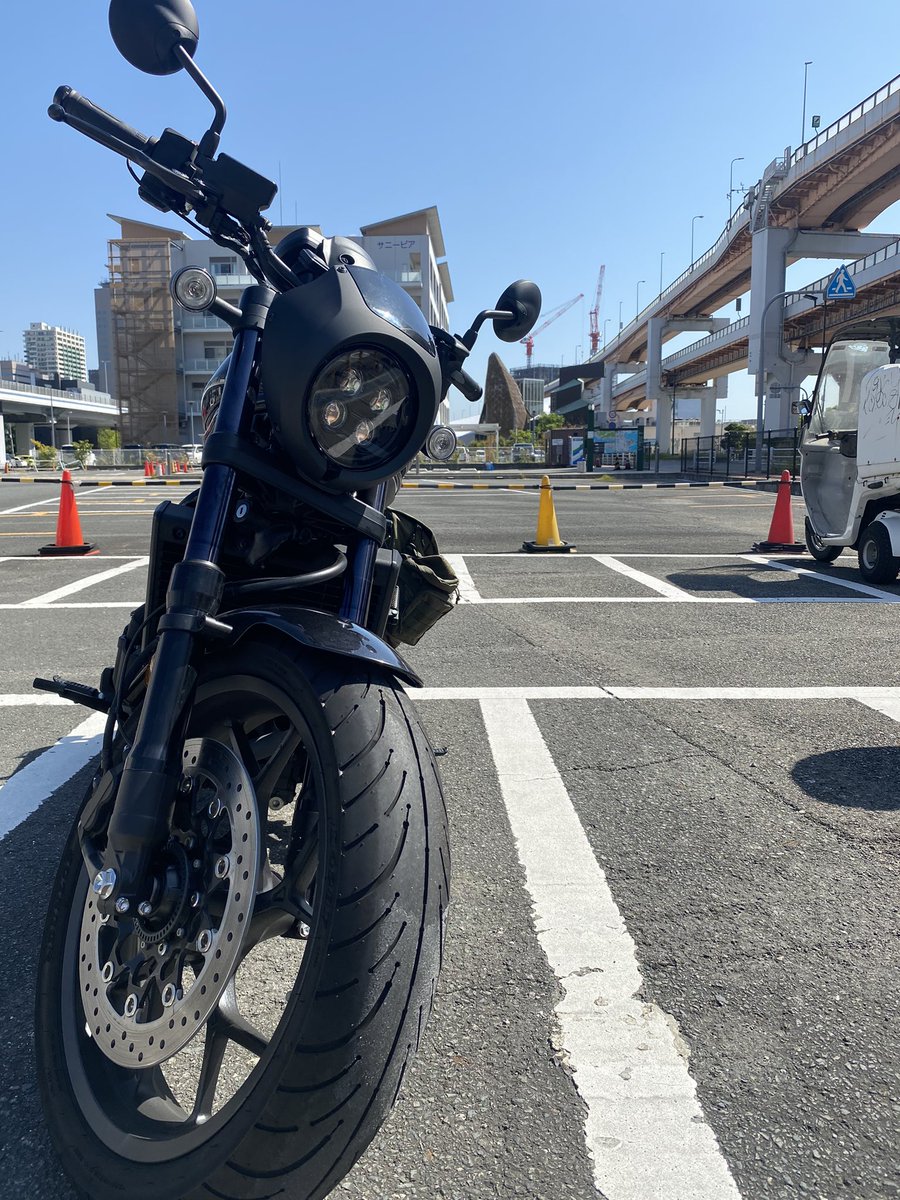 ginpee400's tweet photo. 黒「おーい今日のツーリング司令も行くらしいぞ！」

青「えっ⁈あの人運転下手だからイヤだなぁ」

神戸に来ております。 https://t.co/LTJSvUdUwg