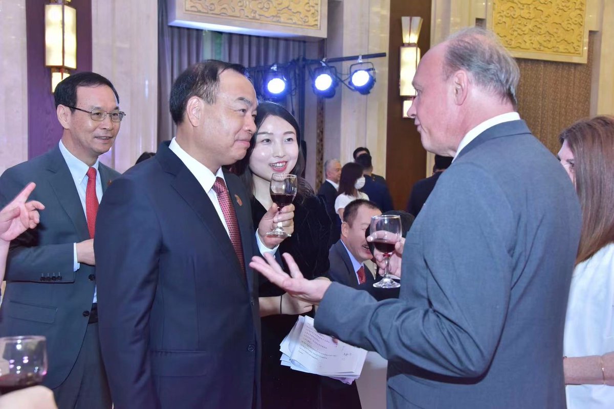 October 1,  National Day celebration in China. For me, in #Chongqing a good opportunity to meet with mayor Tang Liangzhi and the senior leadership of Chongqing. And of course with the colleagues of other missions in Chongqing and Chengdu ⁦<a href="/NLinChina/">Embassy of the Netherlands in Beijing</a>⁩