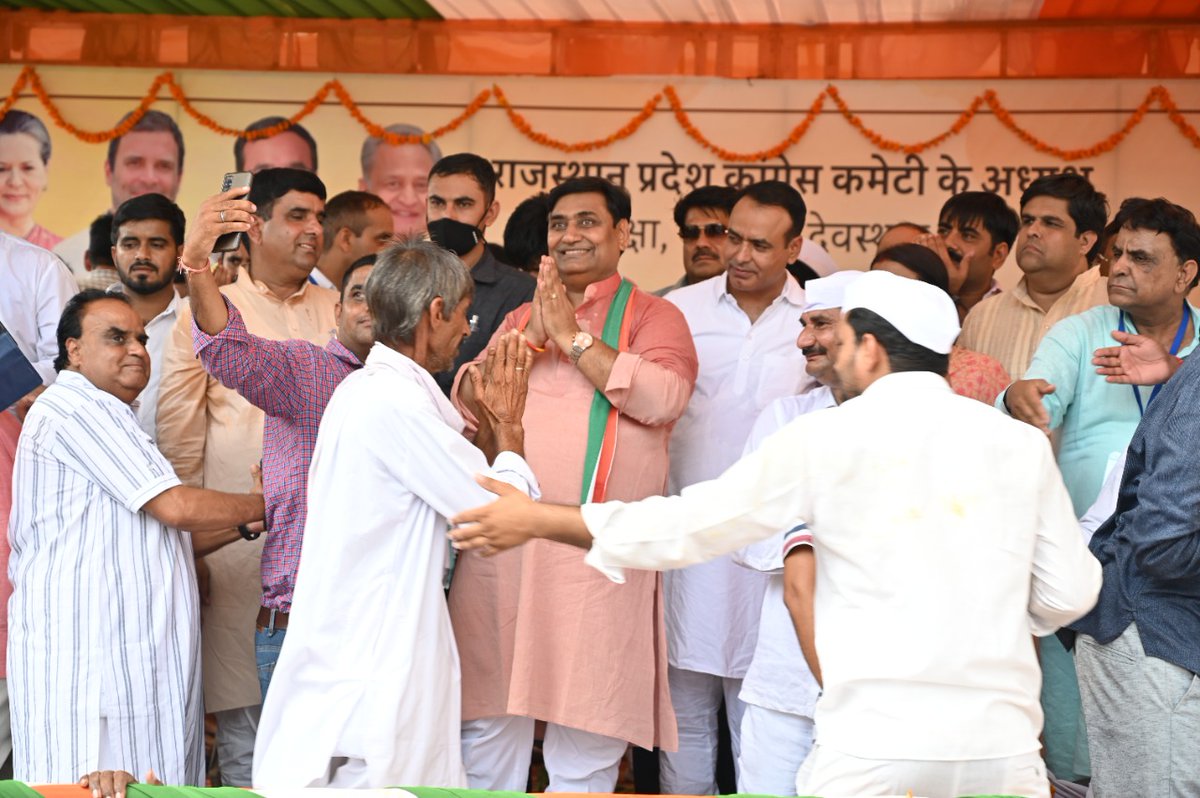 ChetanDudiINC's tweet photo. प्रदेश कांग्रेस कार्यालय पहुँच कर कांग्रेसी कार्यकर्ताओं के साथ राजस्थान प्रदेश कांग्रेस कमेटी के अध्यक्ष @GovindDotasra जी को गुलदस्ता भेंट कर जन्मदिन की बधाई एवं शुभकामनाएँ दी| https://t.co/hT6mbHV6y8
