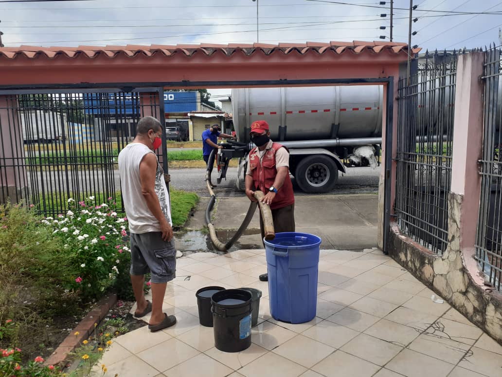 🔵Enteráte 🗣️
Un total de 395 mil litros de agua fueron distribuidos #hoy en 07 sectores de #Maturín, en el marco del Plan de contingencia de distribución de 💦ejecutado por el @GobMonagas_ de la mano de <a href="/NicolasMaduro/">Nicolás Maduro</a> 
<a href="/RMarcoTorres/">Rodolfo Marco Torres</a> @EvelynBVasquezq @Cosme_Psuv  @ErnestoPSUV_