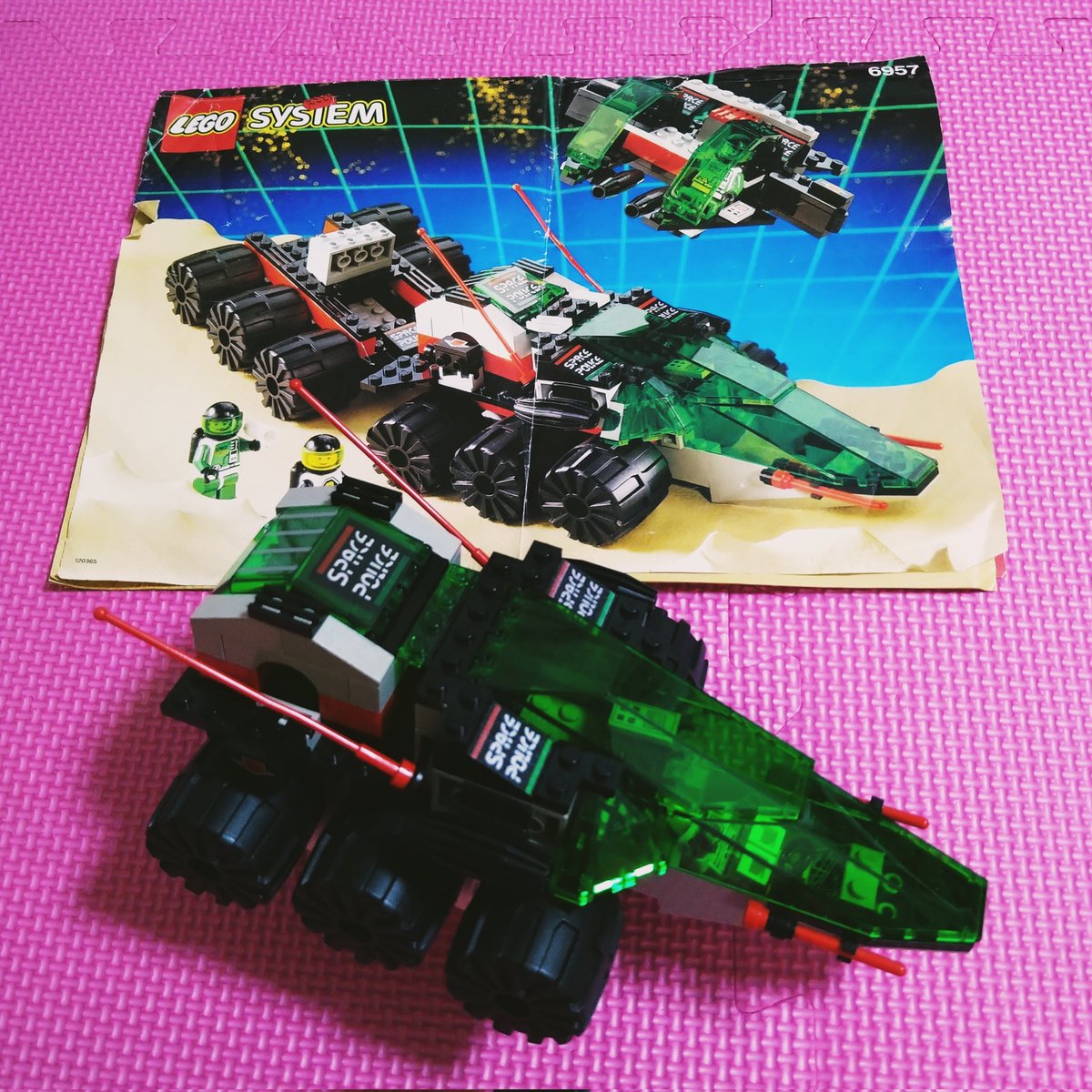 and_shao's tweet image. LEGO　SPACEP OLICE　6957
北海道の従兄弟から送られてきた年代物のLEGO😁30年以上前？
作り方の説明書無かったら作れなかったよ😅
足りないパーツは他で代用してなんとか半分くらい完成！
LEGO楽しい😍
子供達もカッコイイ〜と言ってます😆
#LEGO #SPACEPOLICE
