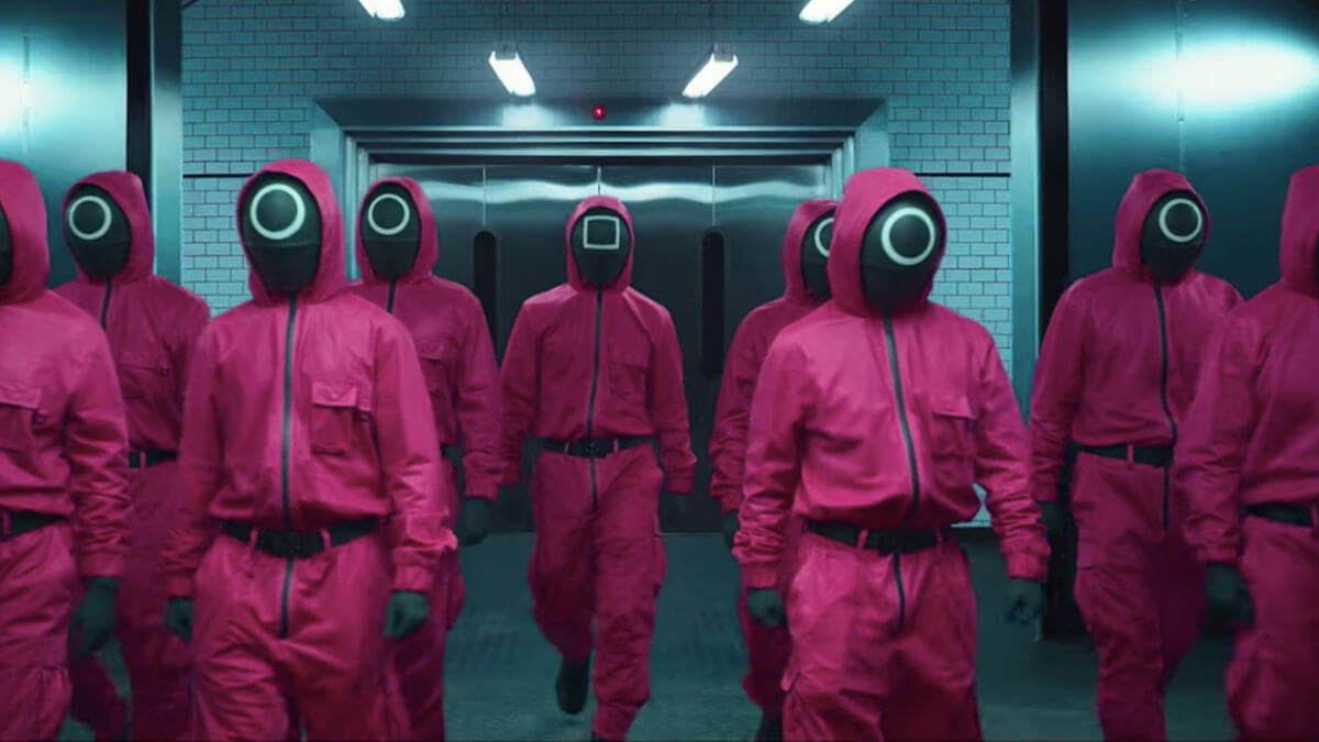 SamAbdul_'s tweet photo. They might look similar, but they ain't the same. Two different worlds. #SquidGames #korean #tokyo #MoneyHeist #Japan #Netflix #squidGamesVsMoneyHeist https://t.co/7ftispEuyS