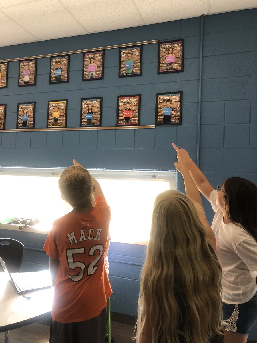 MrsWachholder's tweet photo. My favorite beginning of the year project. I love seeing how excited students are to see their word and what words their peers chose. @Reed_Reads009 @hanuhen @WCSWarhawks #wcsflight #FriendsinFourth #positivewords https://t.co/b1TAcwdGub