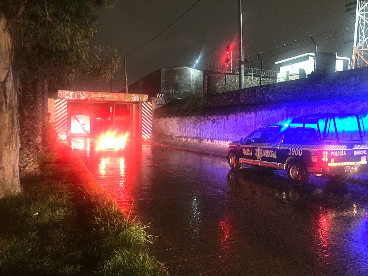 🚨#VialidadSLP🚨 Policía Vial mantiene vigilancia en diversos sectores de la capital 🚔
Se reporta al momento, cierre vial en
🚧Puente Naranja
🚧Bulevar Río Santiago y 
🚧Bulevar Río Españita 

Te pedimos respetar restricciones viales, es por tu seguridad 👮🏻‍♂️🚔
<a href="/Vialidad_SLP/">Vialidad San Luis Potosí</a>