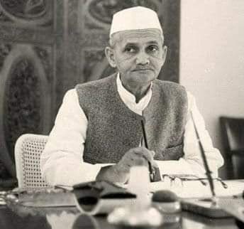 47singhayush's tweet photo. Tribute to two great personalities of all time.The Father of the Nation Mahatma Gandhi ji and the Second Prime Minister of India Shri. Lal Bahadur Shastri ji on their birth anniversary.🌹🙏🌹🙏🌹
#GandhiJayanti 
#लाल_बहादुर_शास्त्री 
@nilabhkumarofc @DBkrantikari @WhoNeerajKumar https://t.co/4iHP3N6CRl