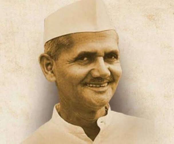 Naintwitting's tweet photo. पूर्व प्रधानमंत्री श्री लाल बहादुर शास्त्री जी की जयंती पर उनकी स्मृति को नमन। व�� देश के एक महान सपूत थे जिन्होंने पूर्ण निष्ठा, समर्पण तथा लगन के साथ राष्ट्र की सेवा की। उनकी सादगी, सदाचार और सत्यनिष्ठा आज भी सभी देशवासियों के लिए प्रेरणा का स्रोत है।       #लालबहादुरशास्त्रीजी https://t.co/0ajA2Gg6pu