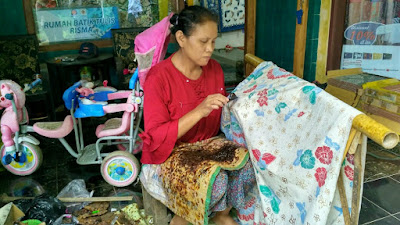 Krn proses membuat Batik itu memang mahal, terutama Batik2 otentik dr pengrajin batik tulis. Belum lg klo ditulis dr bahan sutra berkualitas dengan motif langka. #BatikMendunia