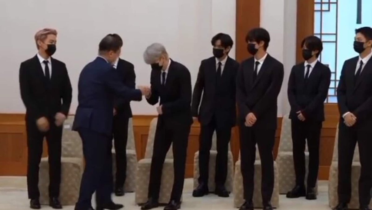 AkshadaDhame's tweet photo. @BTS_twt 
The president of South Korea has gifted BTS a diplomat passport
Diplomat password are given to non-government officials that are  very significant to their country
Yehhhh 💜🥳 it's also allowed to them to travel to 100+ countries without a Visa💜 
This is such a huge 💜 https://t.co/C0aOCj5WGD