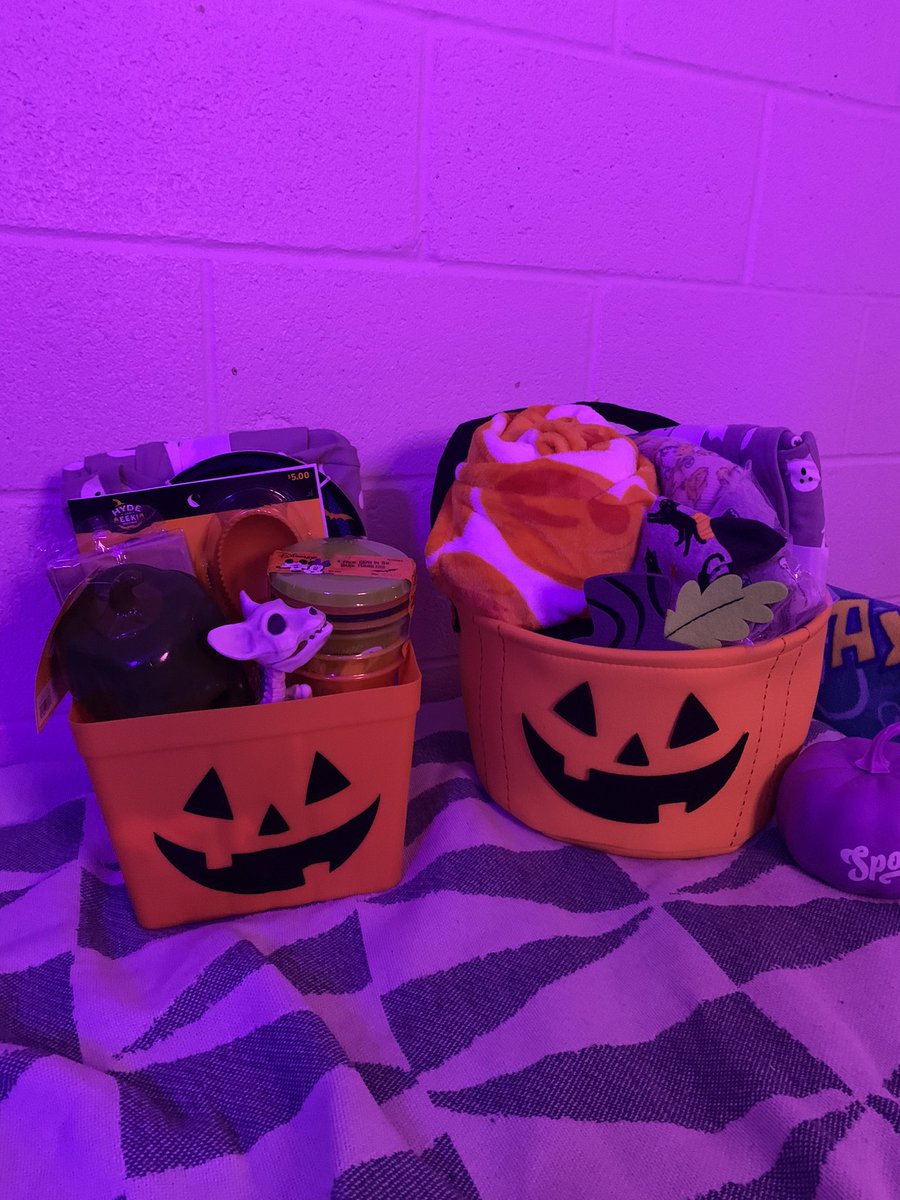 _andraea's tweet photo. spooky season👻 https://t.co/Y5rLeJ02f6