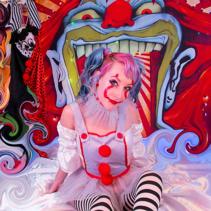 1 pic. #halloweenmonth #clownporn #clownpics #clowngirl #clowns #clown #juggalette https://t.co/Xavi
