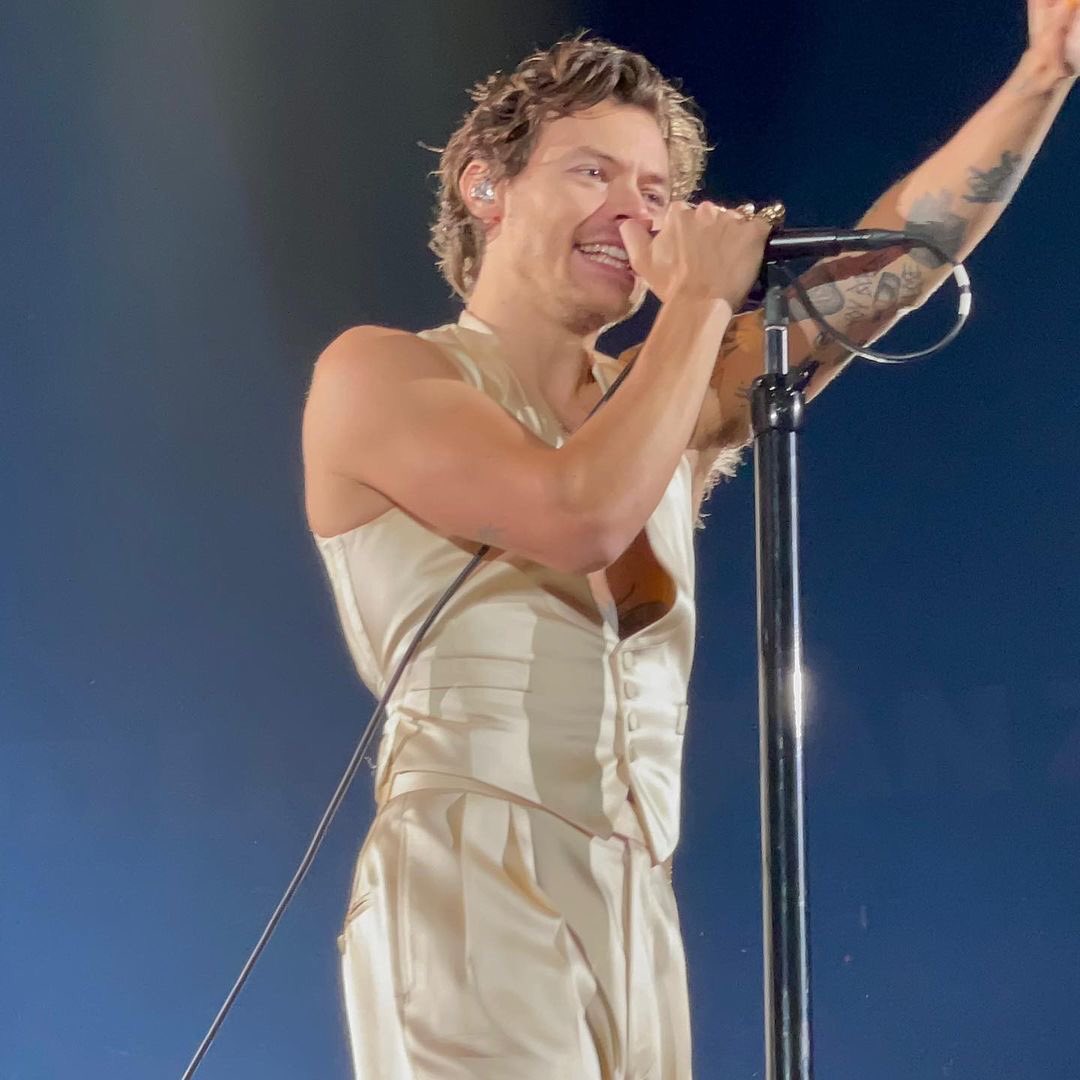 hsdtogethertour's tweet photo. Harry on stage in Nashville, TN - October 1 (via cowgirlharry) https://t.co/7plYYMLSX3