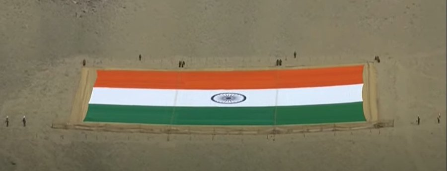 DDNewsGujarati's tweet photo. 🇮🇳લેહમાં દુનિયાના સોથી મોટા રાષ્ટ્ર ધ્વજનું અનાવરણ

🇮🇳225 લાંબા અને 150 ફૂટ ���હોળા ખાદીના રાષ્ટ્ર ધ્વજનું અનાવરણ

🇮🇳1000 કીલો વજન ધરાવતા રાષ્ટ્રધ્વજનું લદાખના ઉપરાજ્યપાલ રાધાકૃષ્ણ માથુરે કર્યું અનાવરણ 

#LargestNationalFlag https://t.co/08fXXbAgzY