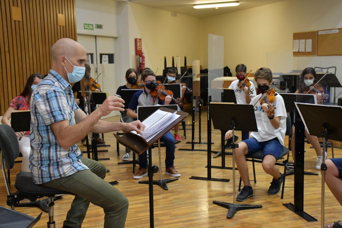 OSRMurcia's tweet photo. Los jóvenes de la Orquesta de Aspirantes de la Región #ÖARM inician hoy un nuevo encuentro con dos profesores de lujo: Miguel Borrego y Javier Albarés, concertino y solista de violonchelo de la Orquesta de RTVE, respectivamente. ¡Bienvenidos! 👏🏻👏🏻👏🏻 #talento #juventud #futuro https://t.co/RQ0Fp5mAJT