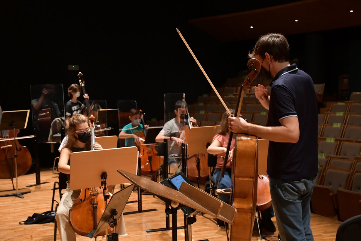 Los jóvenes de la Orquesta de Aspirantes de la Región #ÖARM inician hoy un nuevo encuentro con dos profesores de lujo: Miguel Borrego y Javier Albarés, concertino y solista de violonchelo de la Orquesta de RTVE, respectivamente. ¡Bienvenidos! 👏🏻👏🏻👏🏻 #talento #juventud #futuro