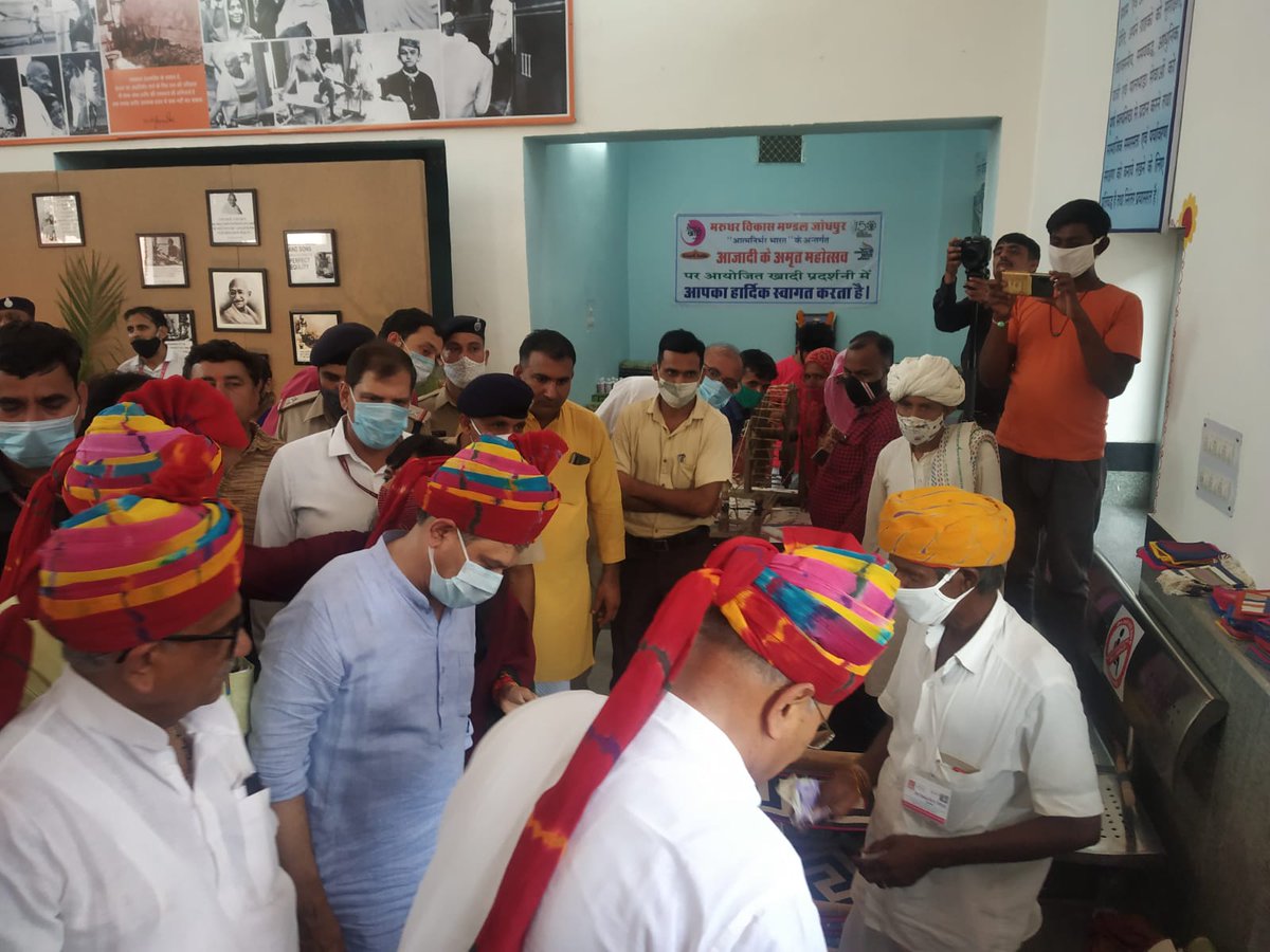 NWRailways's tweet photo. श्री अश्विनी वैष्णव, माननीय रेल, संचार, इलेक्ट्रॉनिक्स एवं सूचना प्रौद्योगिकी मंत्री, भारत सरकार ने राई का बाग पैलेस जं. पर फोटो गैलरी का अवलोकन किया। https://t.co/KWSRsyi8NX